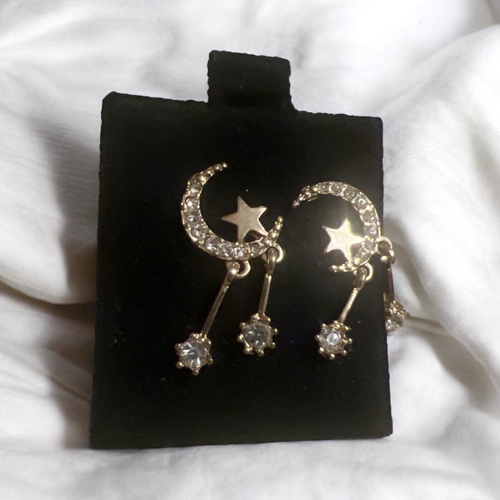 🌙Moon & Star Earring: Unique Moon &Star Pendant design,